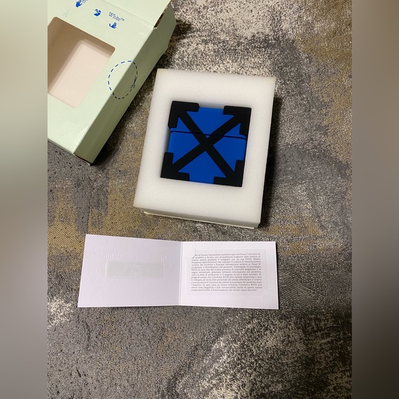 Off-White Arrow AirPods Case Pro - Picture 8 of 9